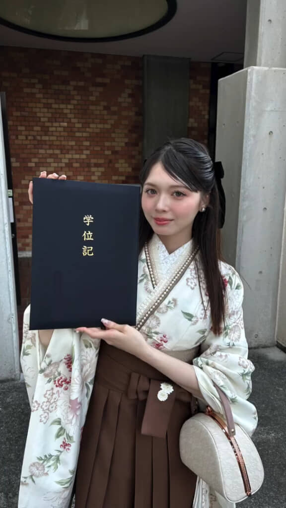 大学の卒業式の写真。袴姿もすてきです