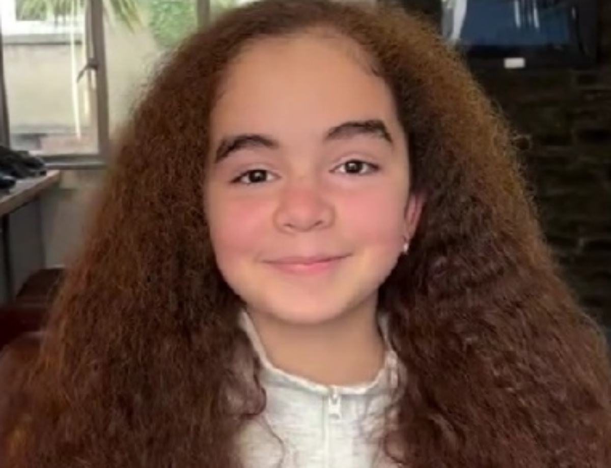 “髪が真横に広がる”くせ毛女子「前髪がほしい」→プロの手で……「わお、わお、わお！」「メリダみたい」　大変身が418万再生【海外】（1/3） | 美容 ねとらぼ