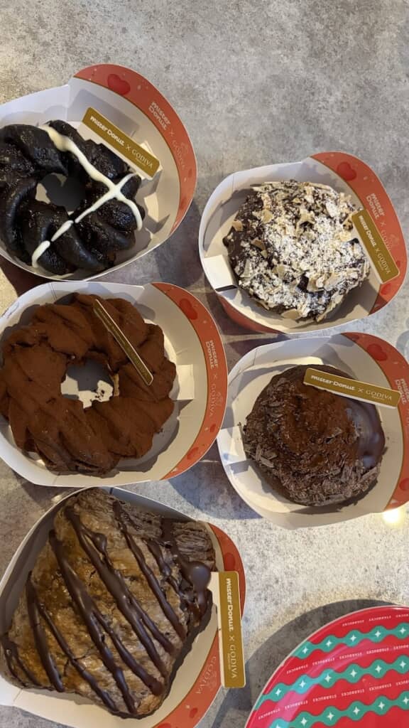 ミスドとGODIVAのコラボ商品5つを購入（画像提供：Saki／@ssaki1101さん）