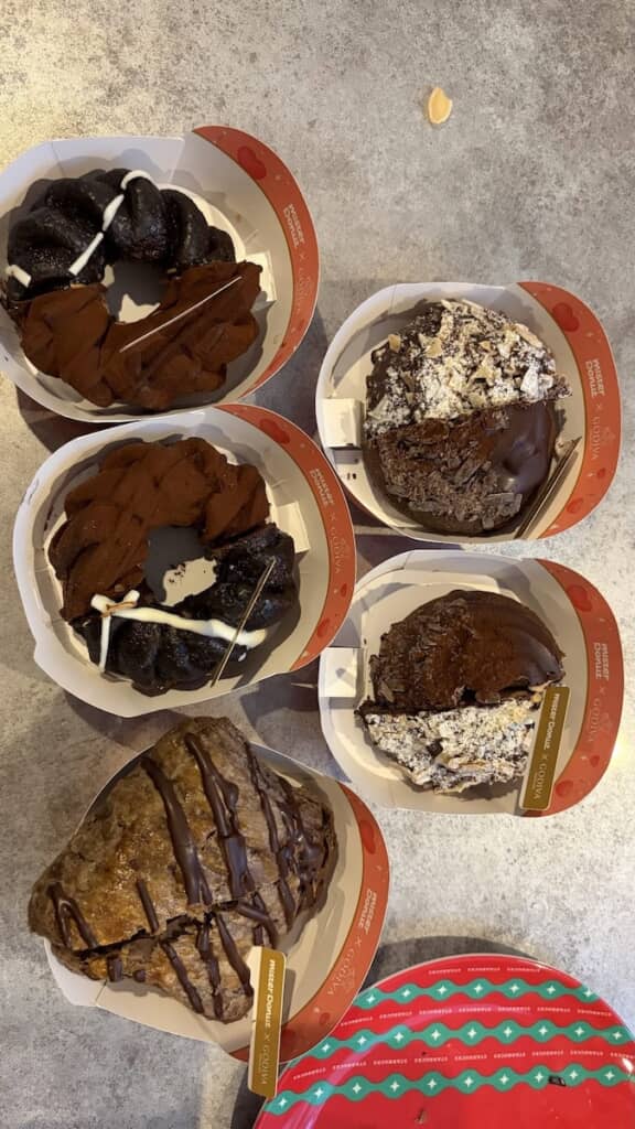 こちらも同じコラボ商品を5個買っていました！　よく見ると内訳の違いがあるのも興味深い（画像提供：Saki／@ssaki1101さん）