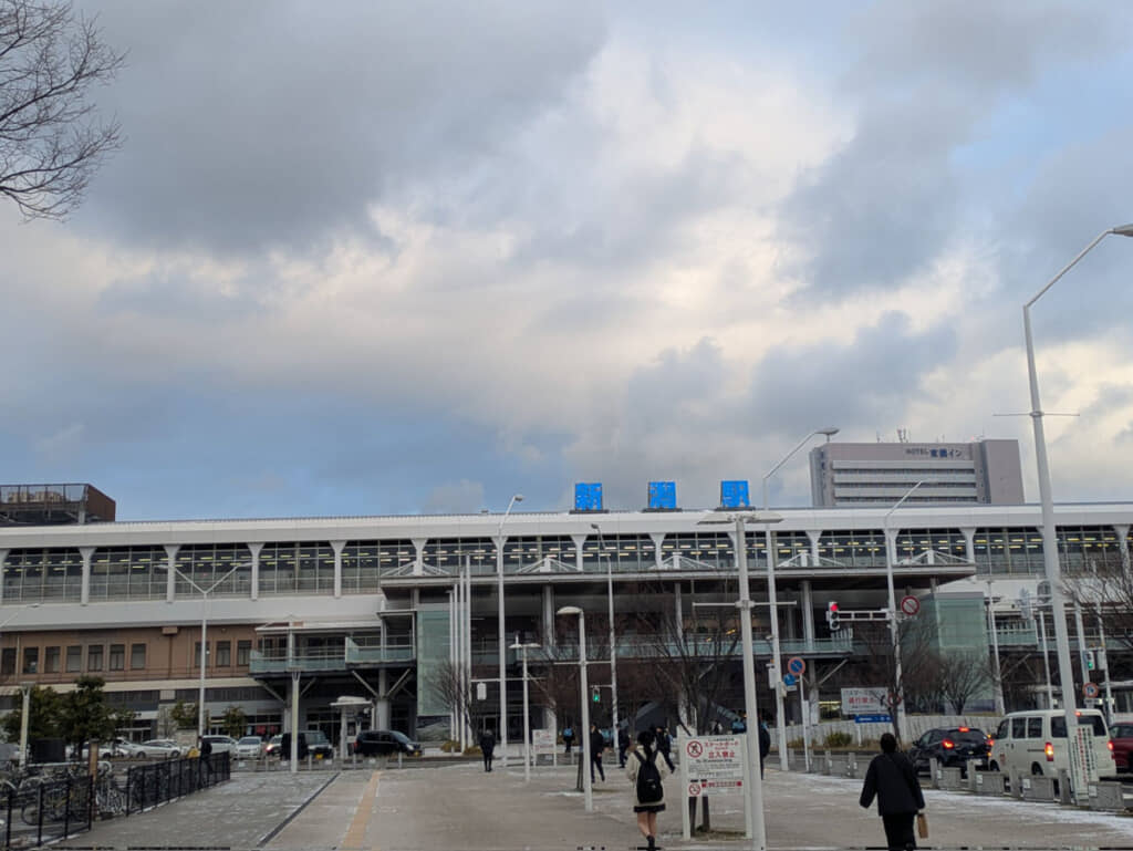 雲こそあれ快適そうな、新潟市の新潟駅前