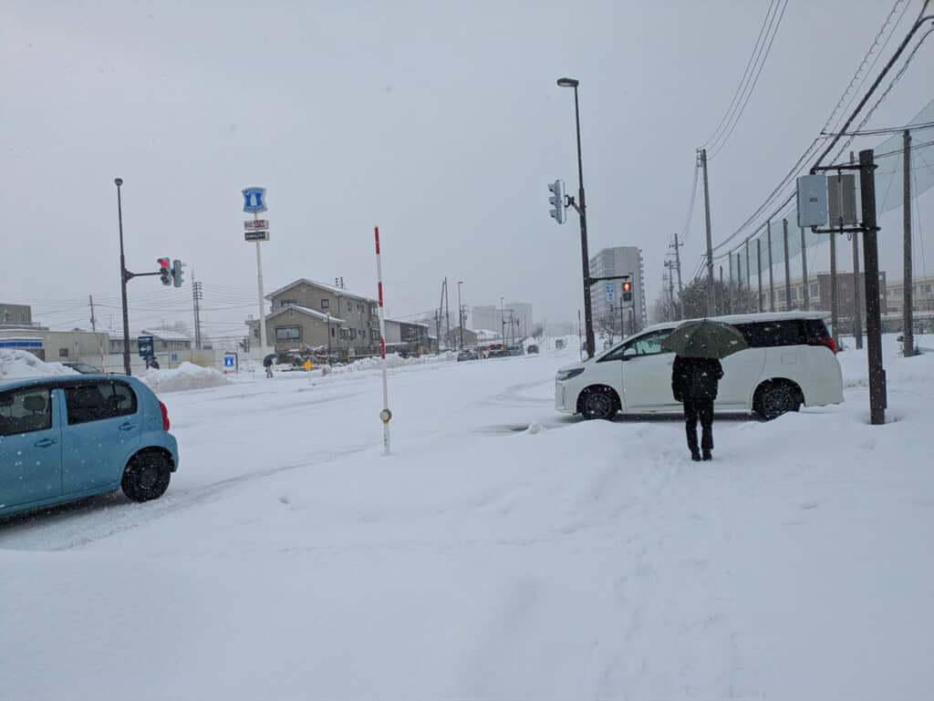一方こちらは50キロ離れた長岡市。50キロ離れるだけで一面の雪