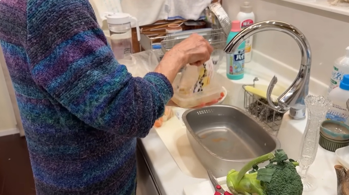 83歳現役女医、丁寧につくる朝ごはんは……「とても80代には見えません」　見事な光景に「朝からこの量スゴイ」「若々しくて驚き」　（1/3） | ライフスタイル ねとらぼ