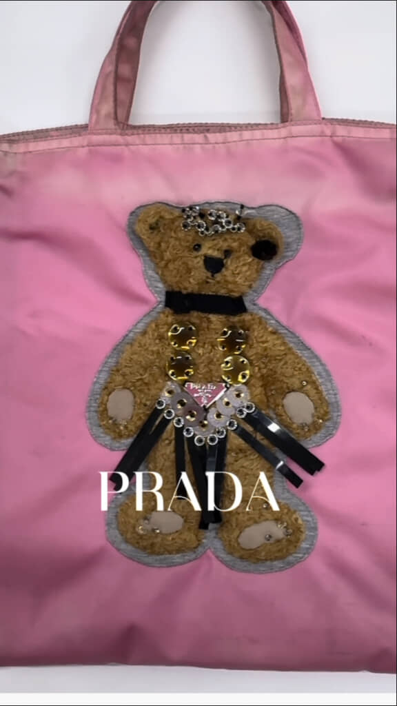 手の込んだ刺しゅうがかわいいプラダのバッグ。しかし修復するうえでは、このクマがネックに……