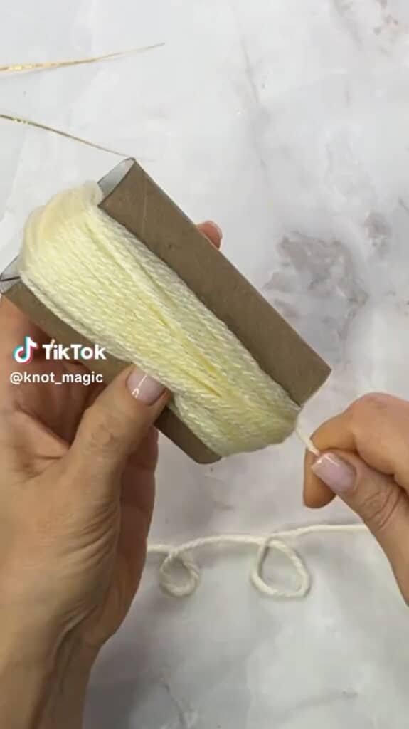 トイレットペーパーの芯へ巻きます