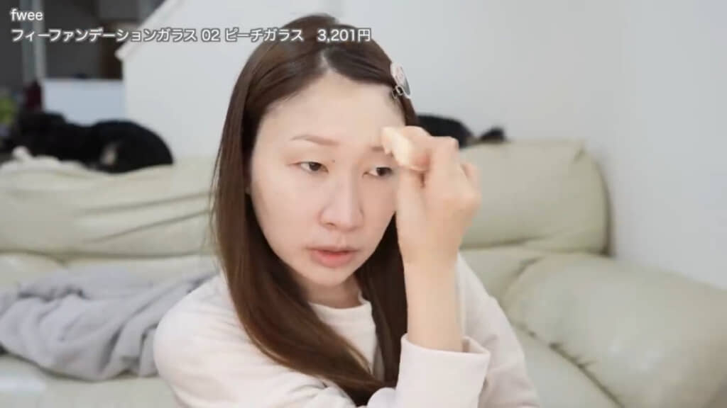 メイクスポンジでファンデーションを塗る様子