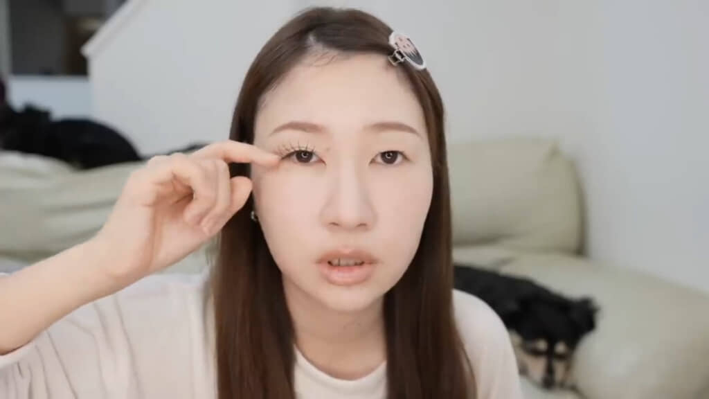 芯（軸）を太くしたつけまつ毛で二重を作りました