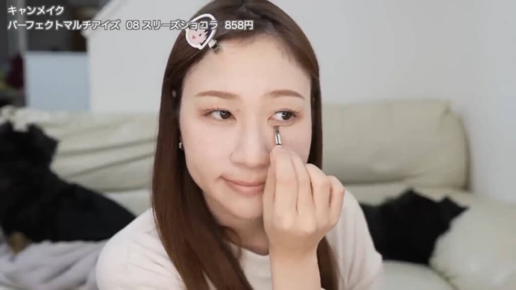 涙袋を描く様子