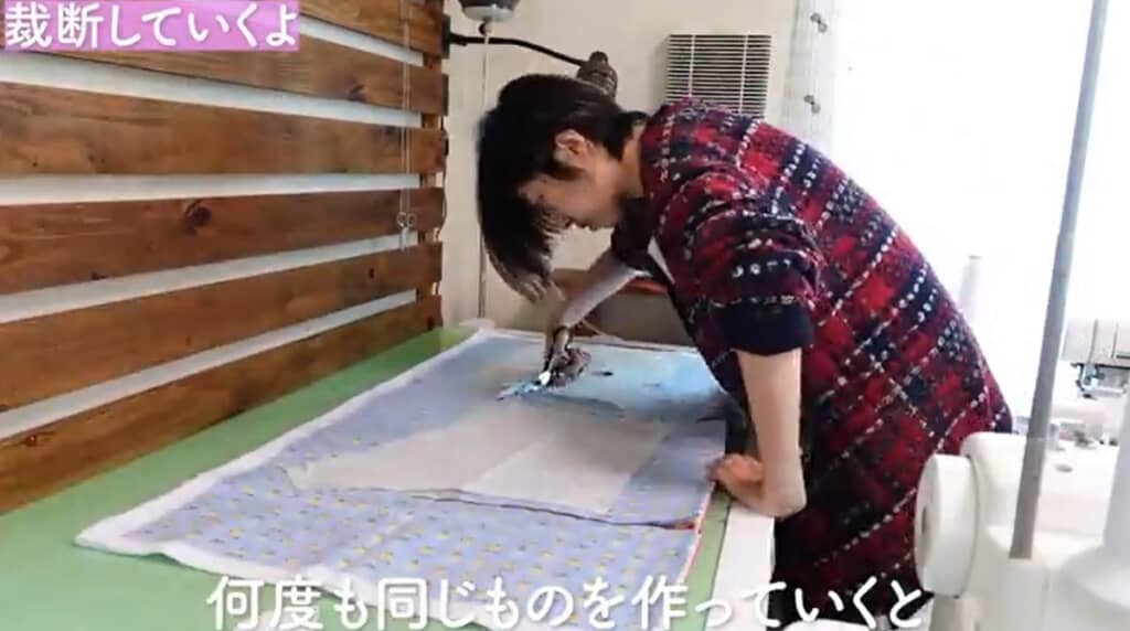 型紙を置いて裁断します