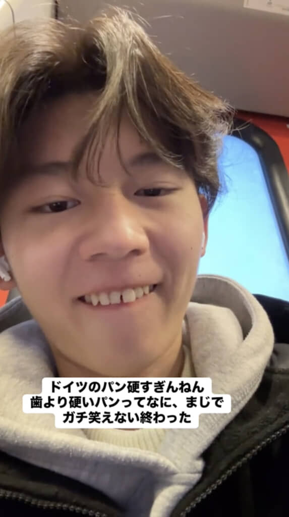 前歯が欠けてる……！