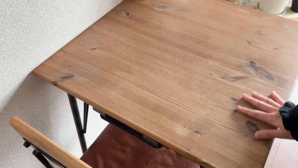 パイン材のテーブル