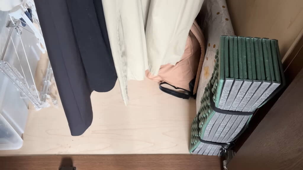 クローゼットの奥に非常用リュック