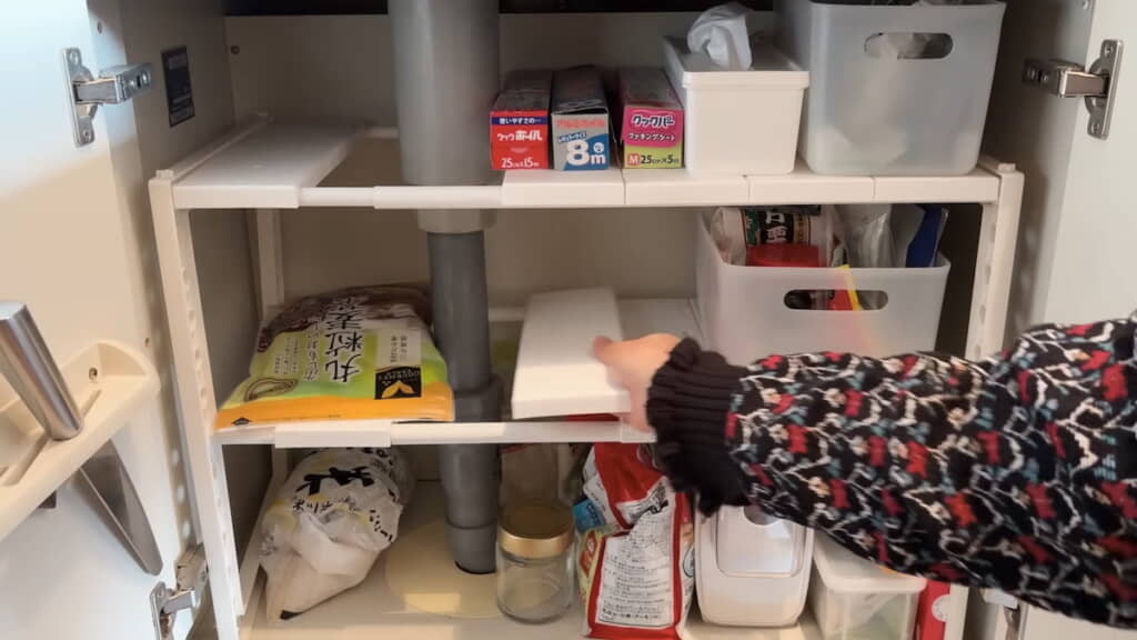 棚板を外せるので排水パイプを避けて設置できる