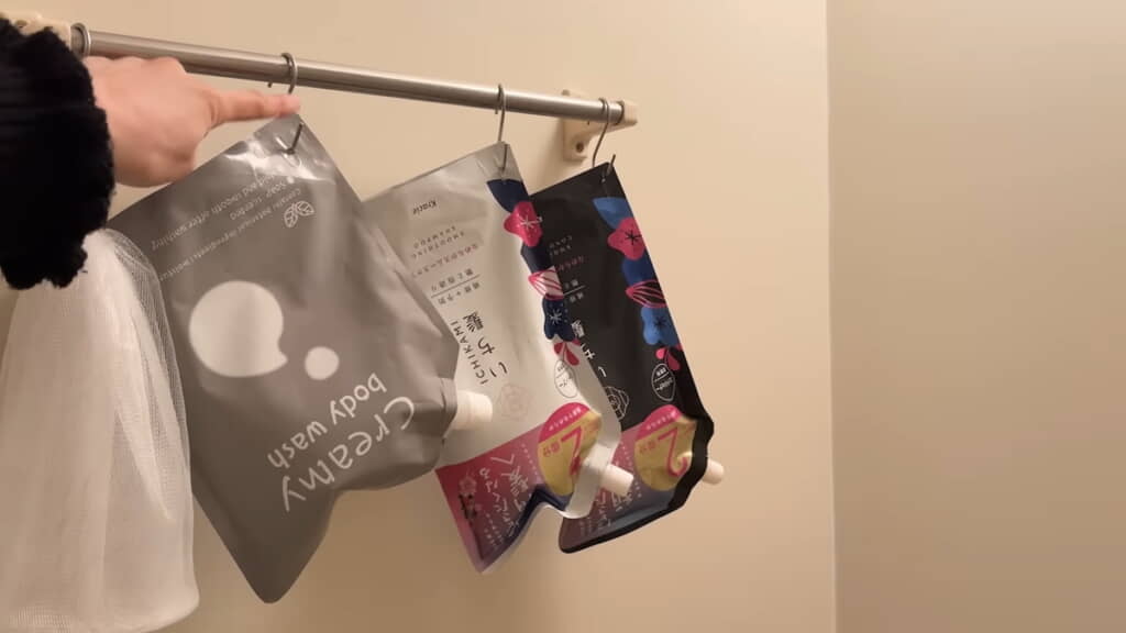 シャンプーやボディソープはS字フックで吊り下げ