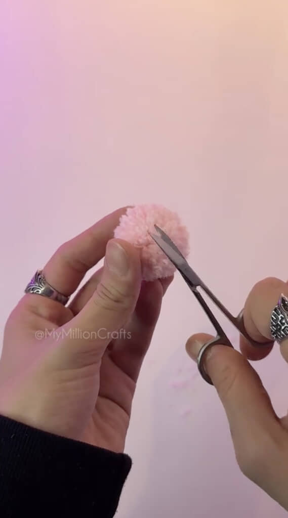 左右をカットして毛並みを整えます