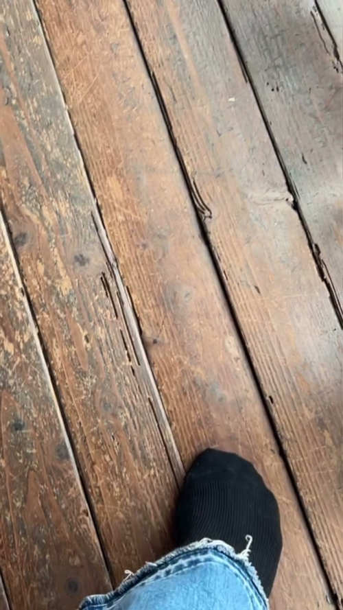 押すとへこむ床