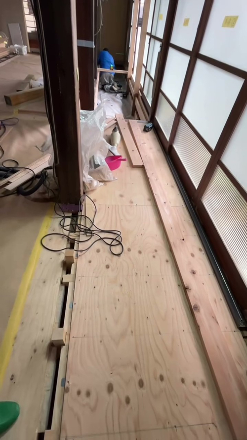 床に頑丈な板を敷く