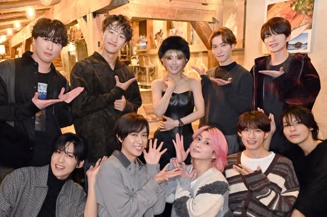 浜崎あゆみ、「SnowMan」メンバーからの“約4万円のプレゼント”を自宅で愛用 「自宅やっば」「ストイックなあゆにぴったり」「照もよろこんでる」(1/2) | 音楽 ねとらぼ