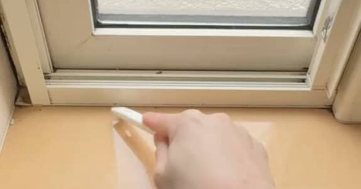 築44年実家の寒いキッチン→100均アイテムで窓にペタッと貼るだけで……　超簡単な“断熱DIY”に「考えたことなかったわ!!」（1/2） | リフォーム・リノベーション・DIY ねとらぼ