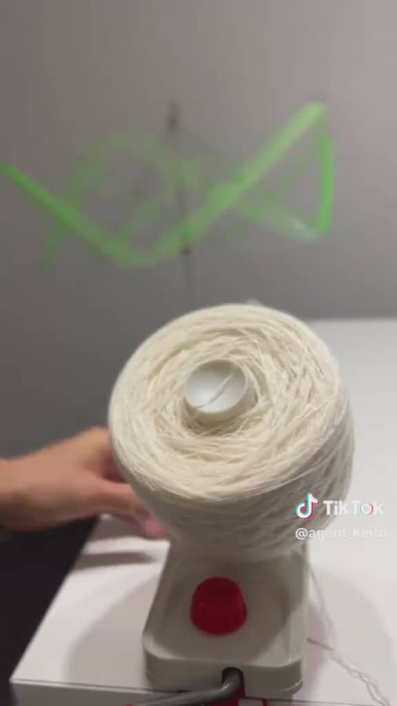 「糸」になったら巻き取って「毛糸玉」に