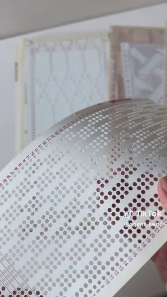 パンチカードを編み機にセット