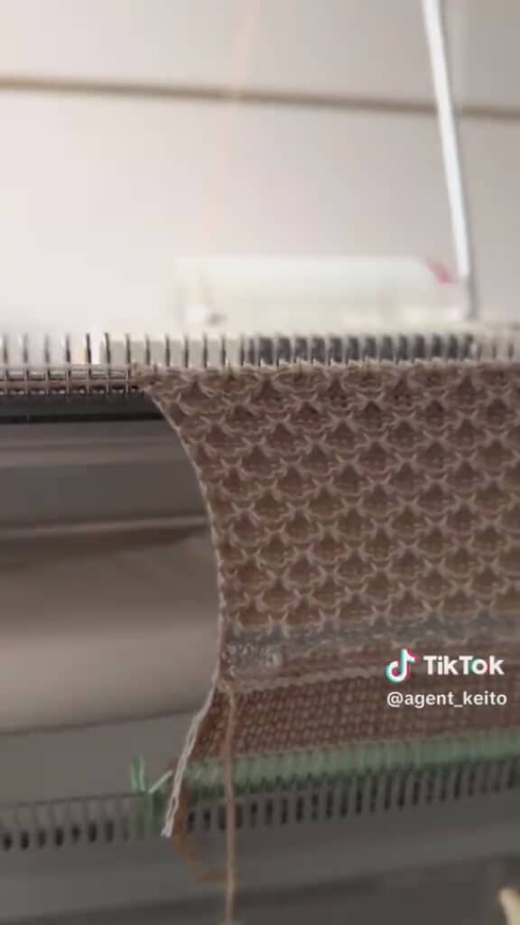 2色の毛糸から美しい模様が生まれました！