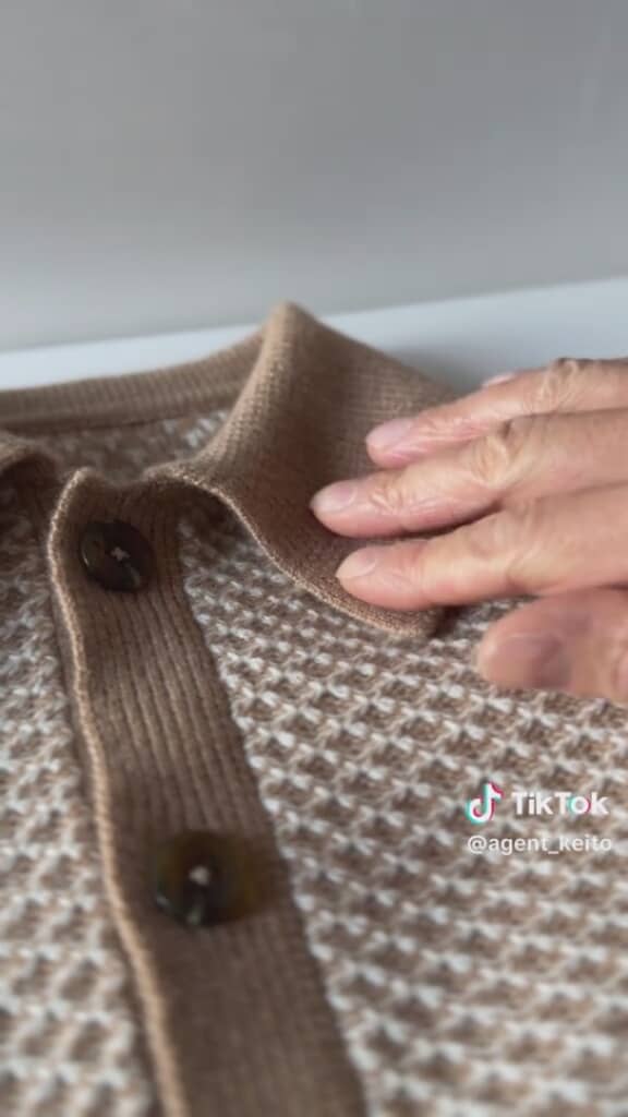 細部まで丁寧に編み込まれたポロカーディガン