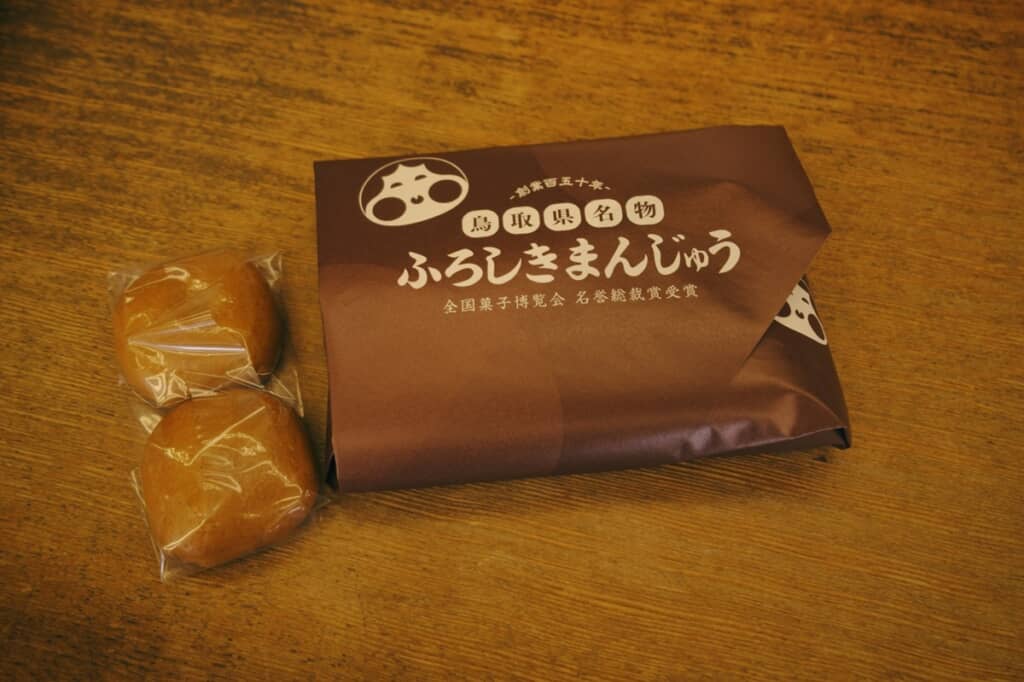 風呂敷の四隅を折ったような見た目から名付けられた「ふろしきまんじゅう」