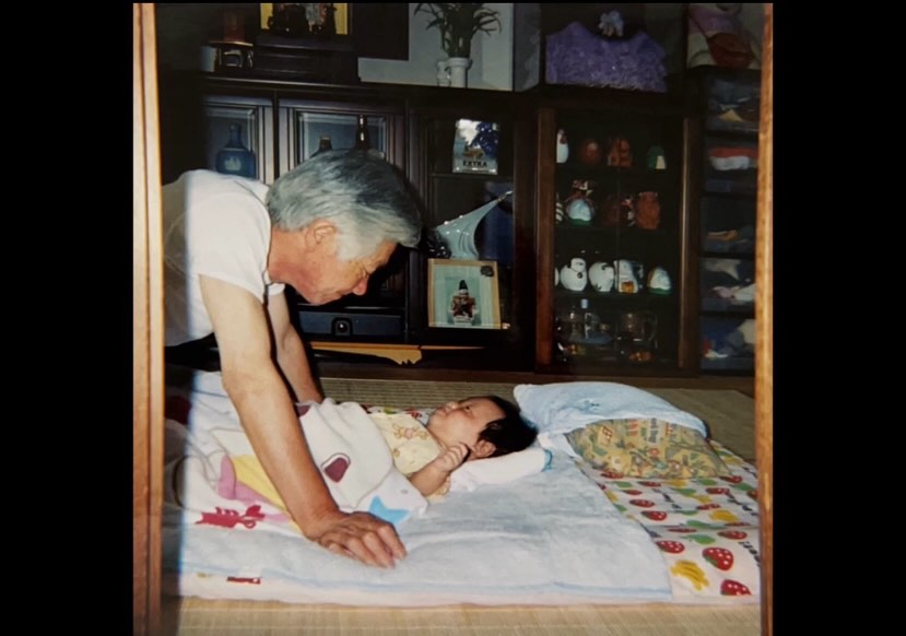 この赤ちゃんが、祖父のスーツを着て成人式に参加するようになるとは……