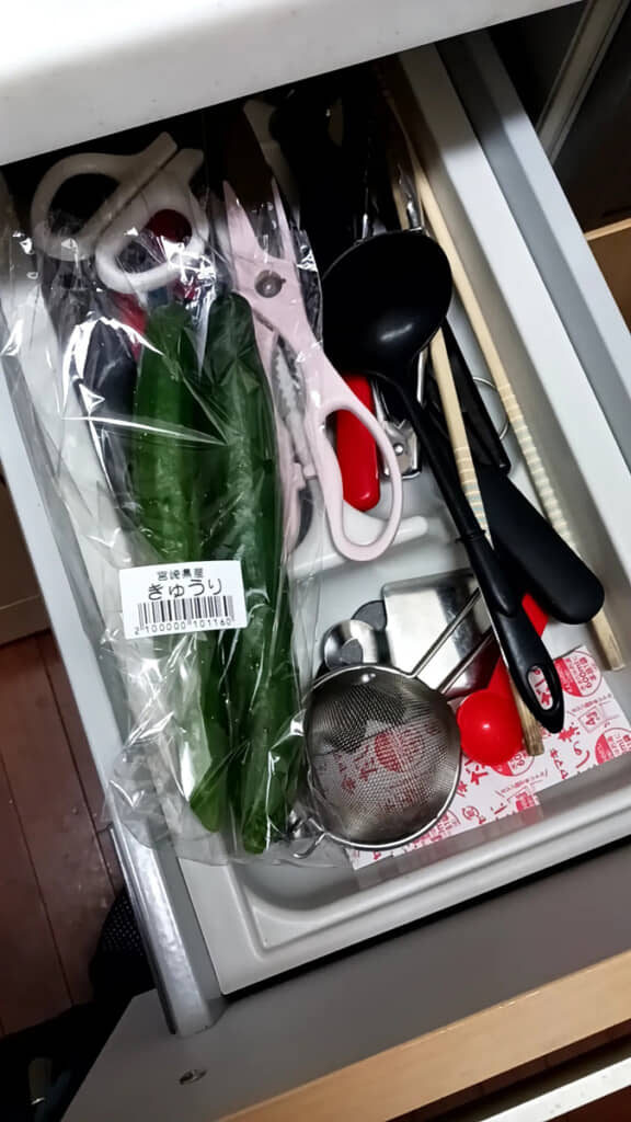 料理道具の隣にシレッと収まるきゅうり。案外しっくりくる
