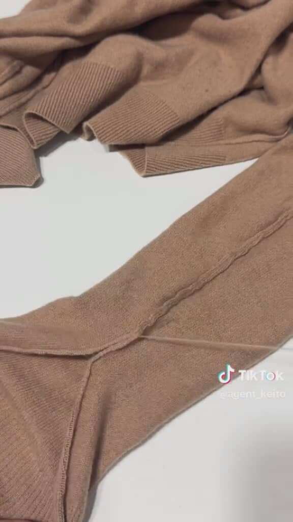 まずはニットを「糸」に戻します