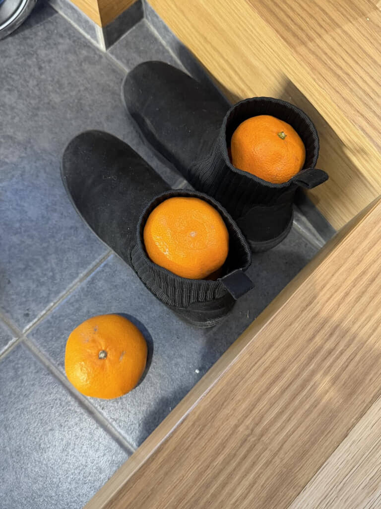 ブーツの中にみかんが！
