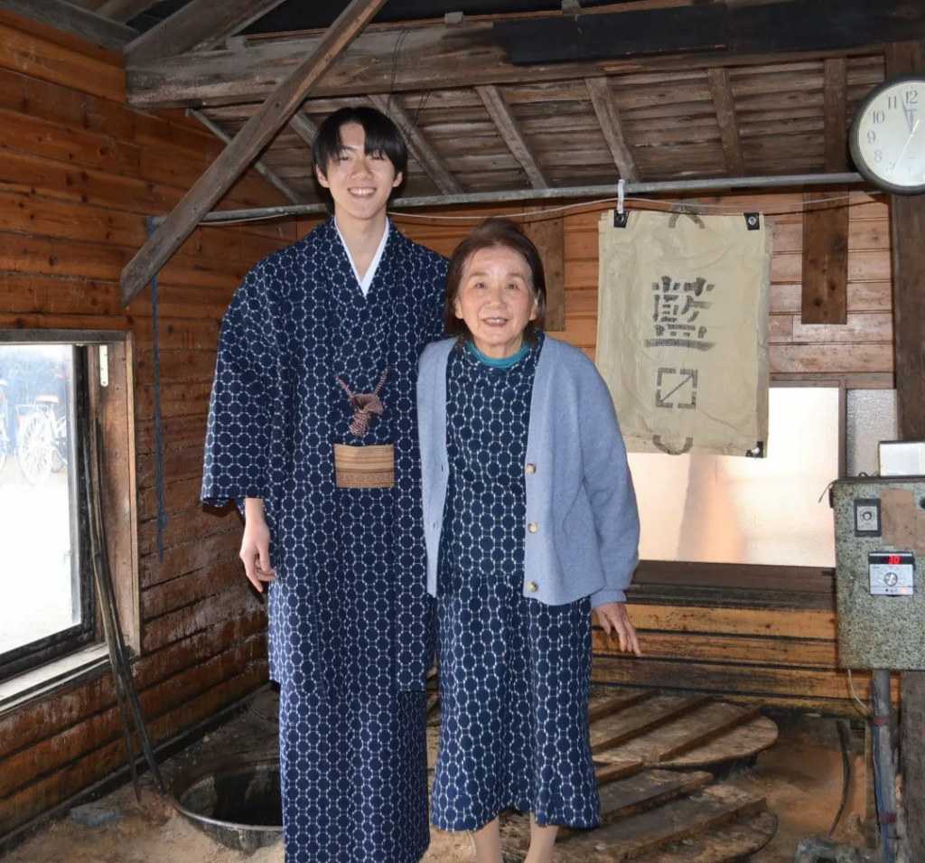 すてきなツーショット。久留米絣の織物が美しいですね