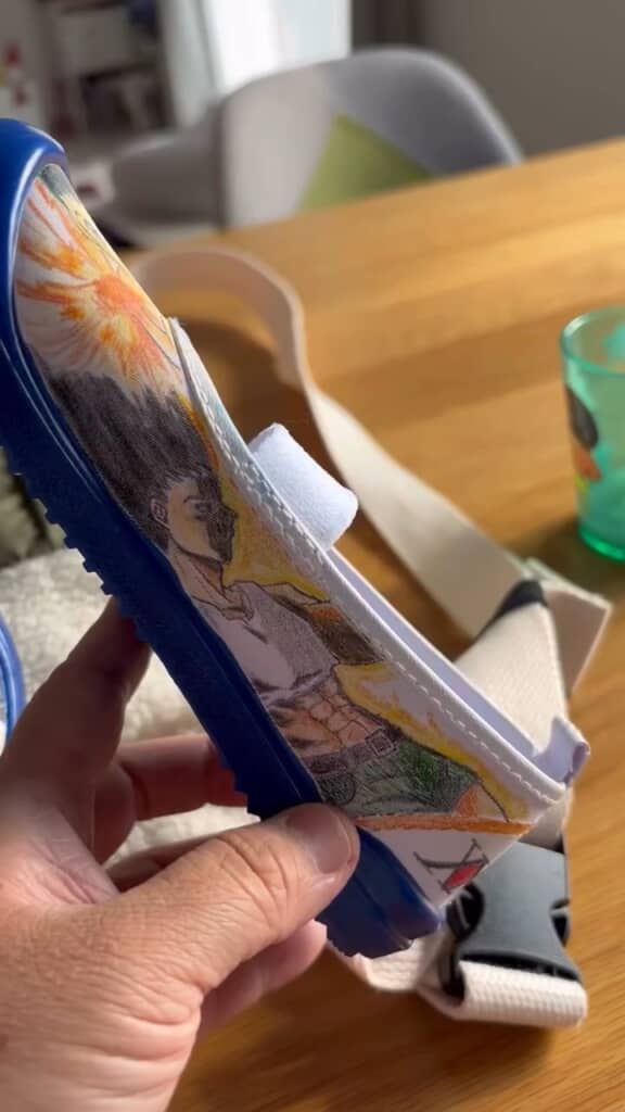 右足の左即面には覚醒したゴンさん。めんどくさいとは言いながら、ウキウキで描いていそう