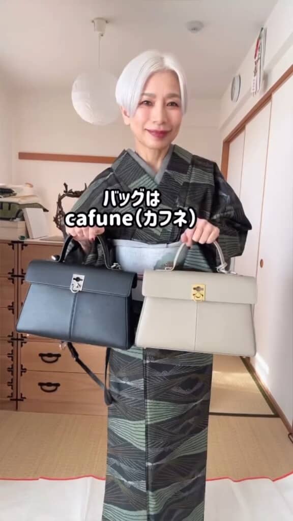 バッグを選ぶ長谷川さん