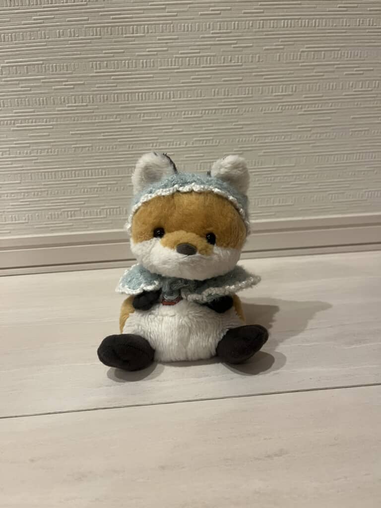 実際に届いたキツネ。あとから着せたポンチョも手伝って、より子どもっぽいかも