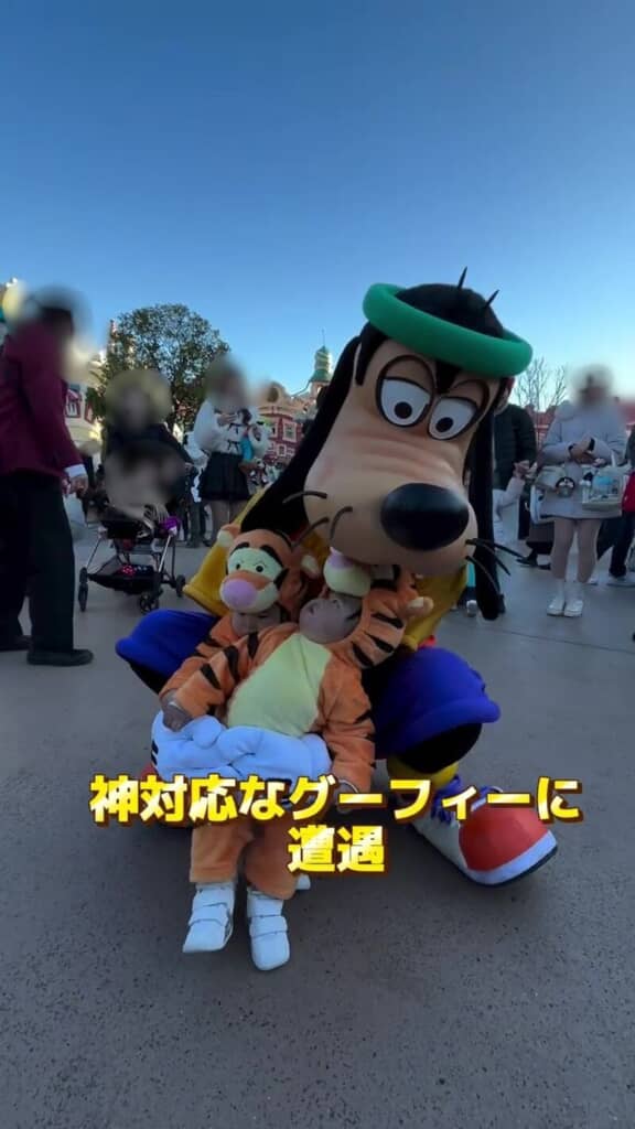 グーフィーとのグリーティングをする2人