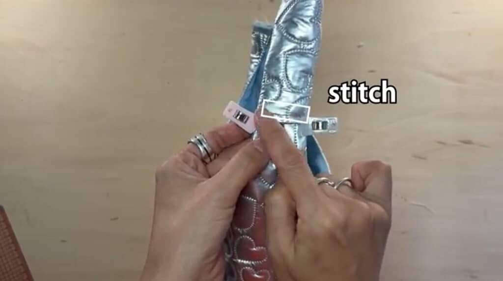 本体の端を持ち手に差し込んでステッチをかけます