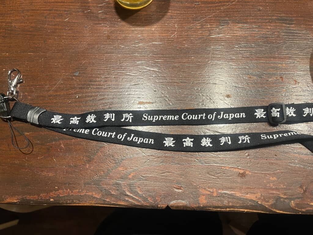 「最高裁判所」「Supreme Court of Japan」と記されたストラップ