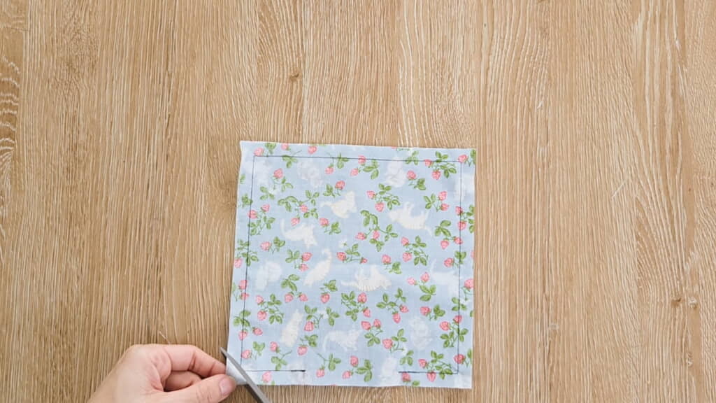 返し口を残して周囲を縫い、4つの角を落とす