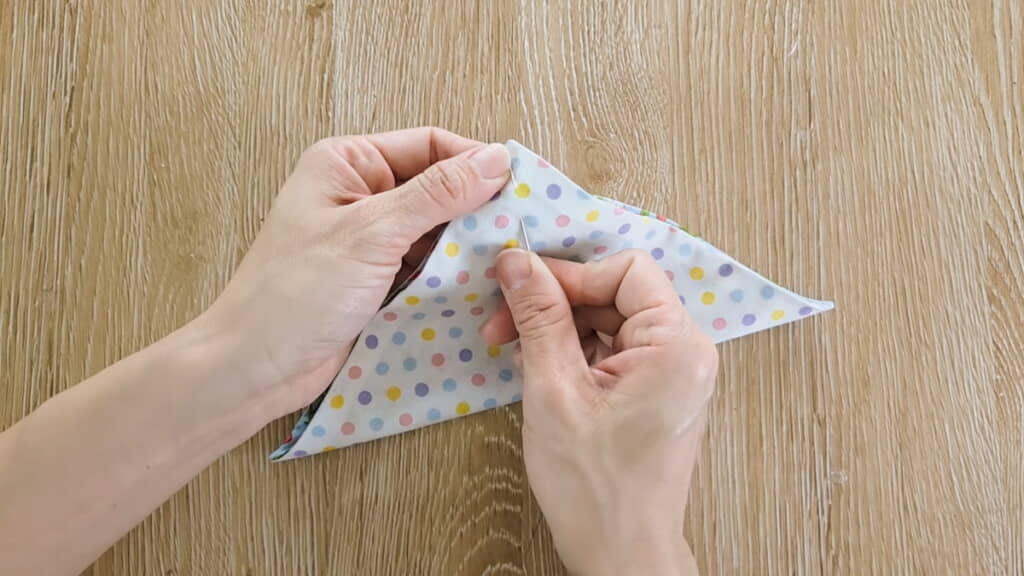 三角形に折って……