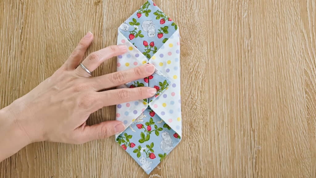 こう開いてアイロンで折り目を付ける