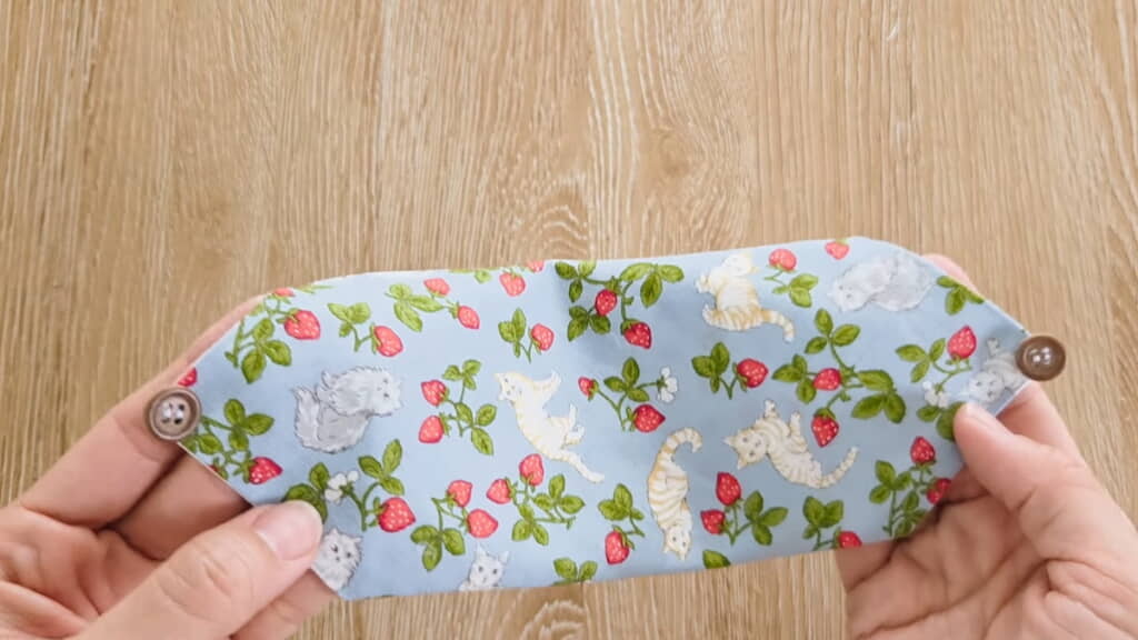 角からはみ出すようにボタンを付ける