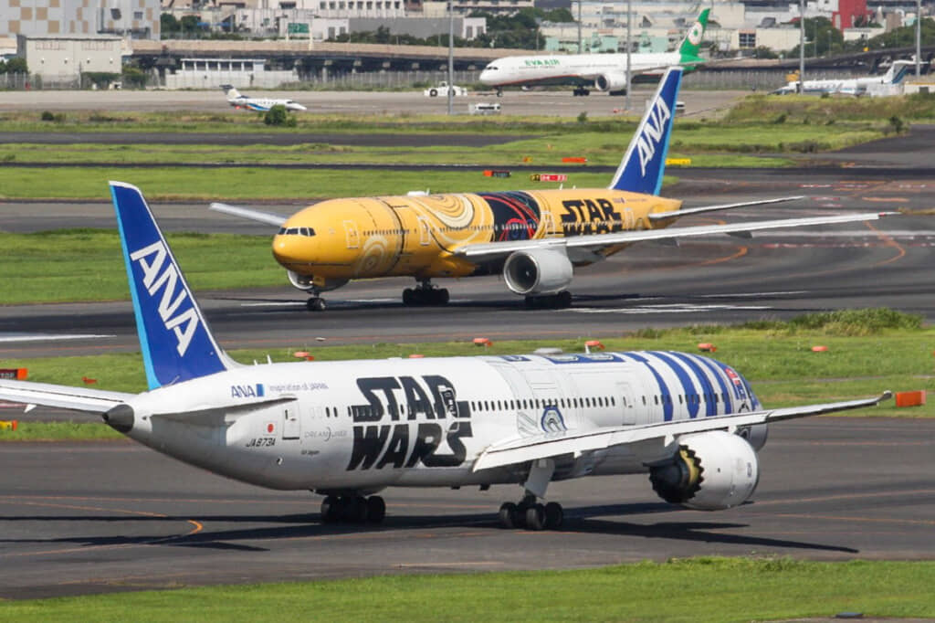 奥にはC-3POジェットも。名コンビが空港でそろい踏み