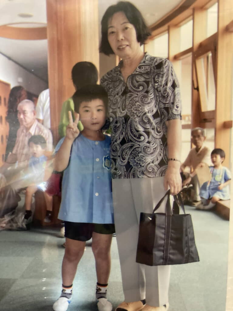 かつておばあちゃんと寄り添っていた小さな男の子