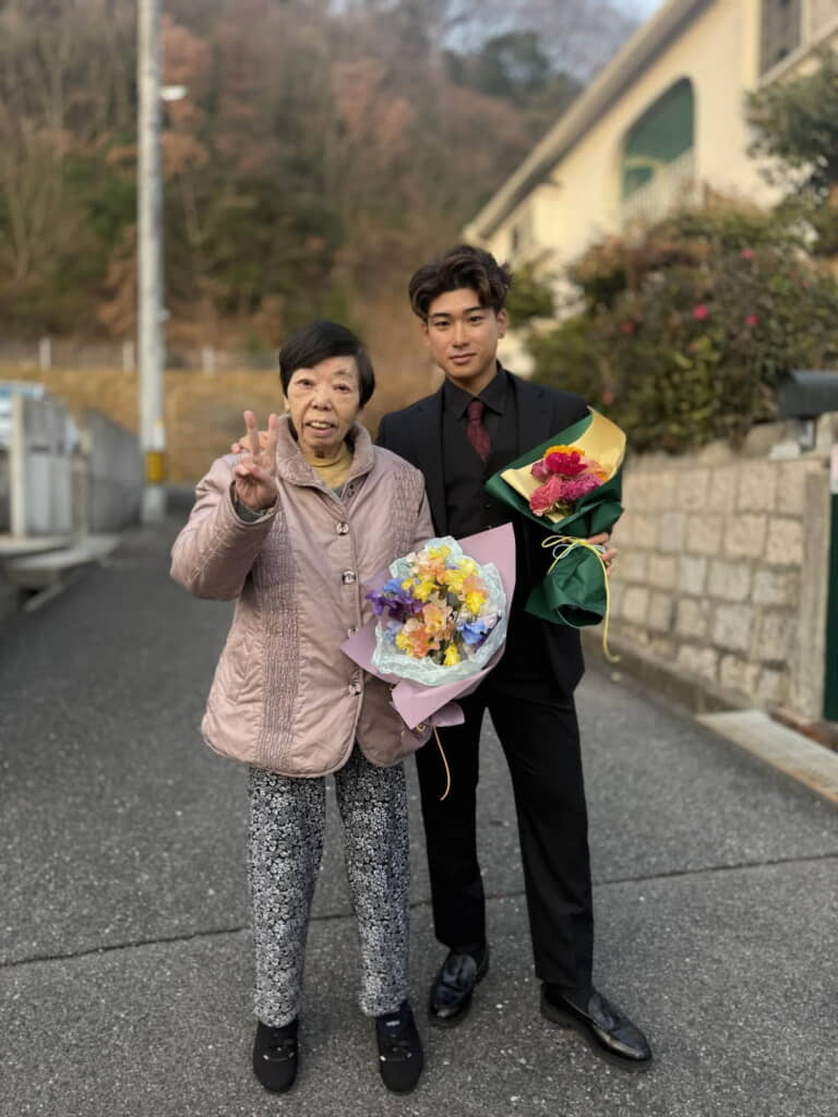 成人した富永さんとおばあちゃん