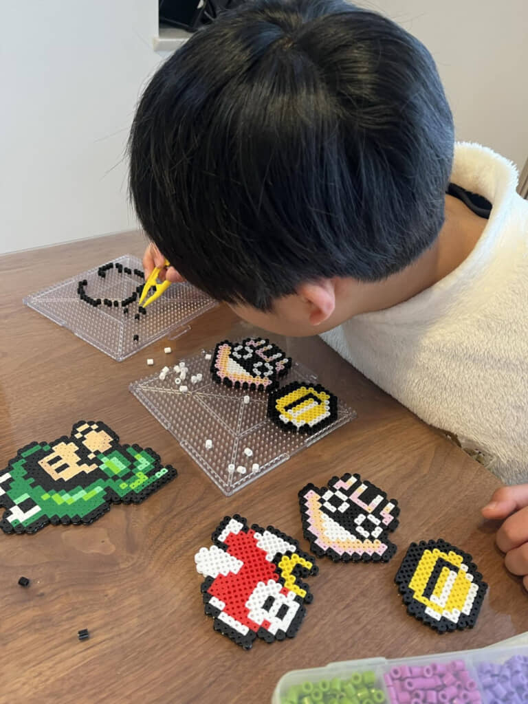 アイロンビーズを楽しむ息子さん