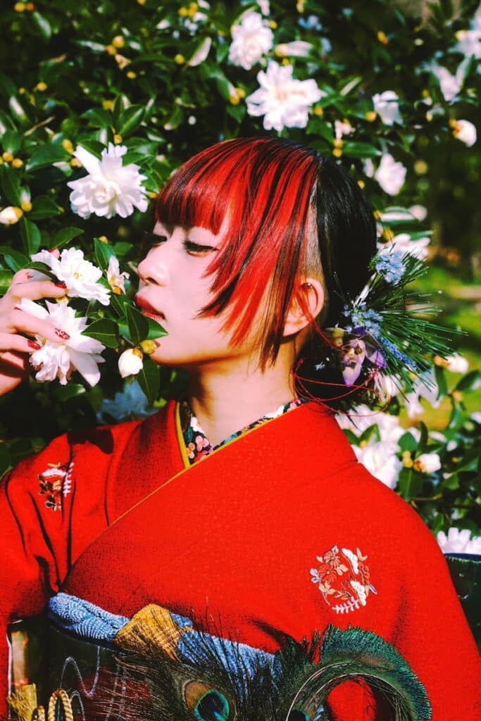 着物と赤メッシュヘアのマッチングが最高