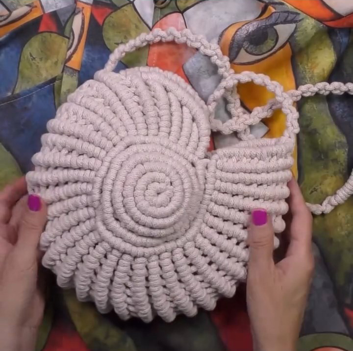 ストラップまで結んで作り、巻き貝のバッグのできあがり