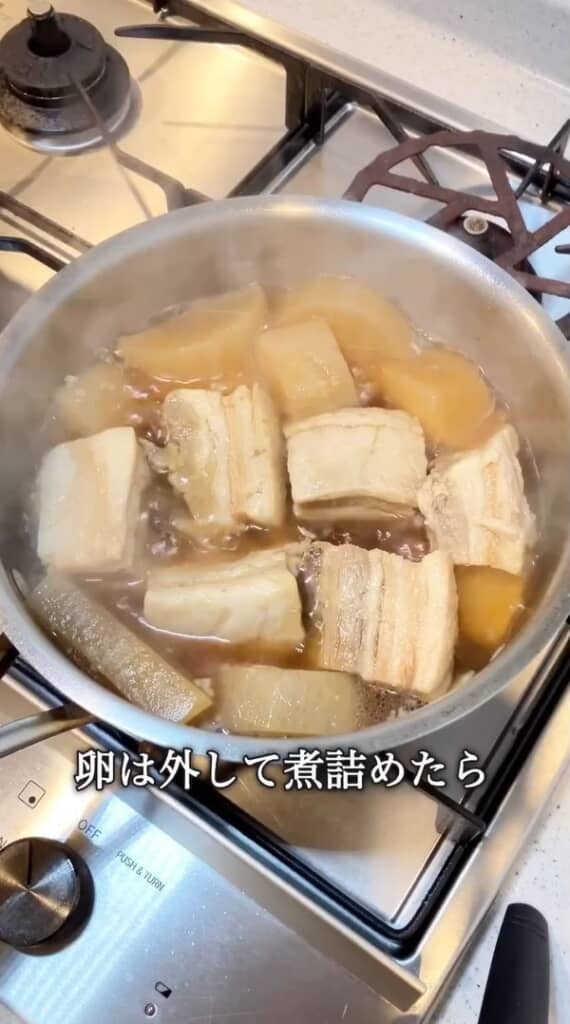 （3/4）3日目は煮込みます。半熟卵は鍋から出して、豚バラ肉と大根だけを煮込みます。煮込んだら半熟卵を戻します